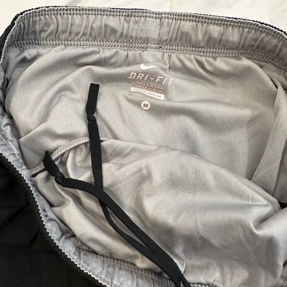 NIKE - Running Shorts - Picture 3 of 3